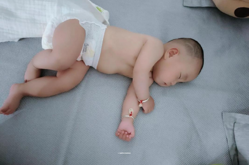 沂源三个月宝宝抬头不稳 沂源三个月宝宝抬头不稳